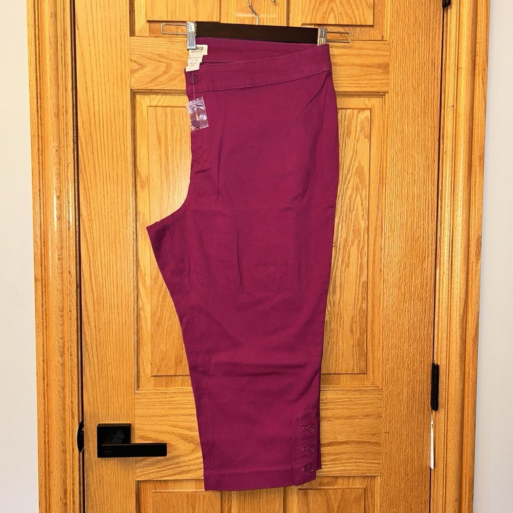 NWOT Monroe & Main Raspberry Stretch 3 Button Leg Capri Plus 24W Pants